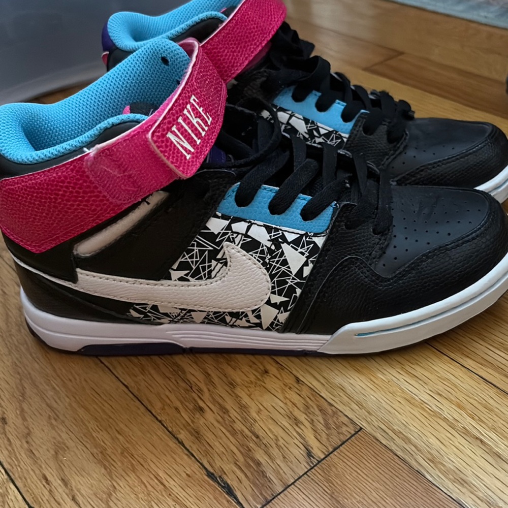 Nike Black and Pink Sneakers with Dynamic Design
